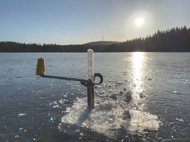 Måling av is på Breidsjøen 248 moh i Lillomarka/Oslomarka. Foto: Kjetil Melvold/NVE