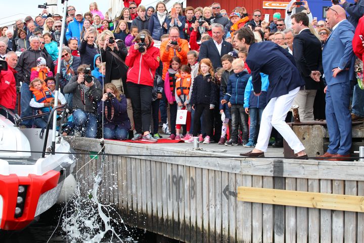 DØPT I CHAMPAGNE: Einar Andreas Staff stod  for selve dåpen av redningsskøyta «Einar Staff SR».