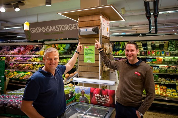Butikksjef på Meny Borreveien i Vestfold, Fredrik Hallenstvedt (til høyre) og Otto Robsahm fra Sinnasnekker´n. Foto: Tommy Skaug