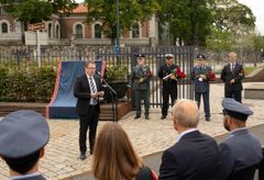Forsvarsminister Bjørn Arild Gram stod for avdukingen av det nye minnesmerket på Normandieplassen