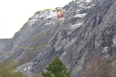 Mannen sett fra parkeringsplassen under Trollveggen. Gult omriss viser det ustabile fjellpartiet Mannen. Bevegelsene innenfor dette området er lave, inntil et par cm pr år. Unntaket er «Veslemannen» (rødt omriss) hvor bevegelsene er større.