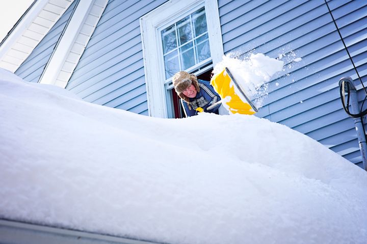 MÅKE: Når det kommer mye snø må også taket måkes. Hvis det ikke måkes, kan det i verste fall kollapse. (Foto: iStock).