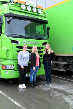Post og Bring-terminalen på Digernes, f.v. lærling Marte-Sofie Sjøholt (19), befrakter lokaltrafikk Mari Langholm (23) og lærling Veronica Sorthe Reiakvam (18).