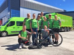 Her er flesteparten av deltakerne på Brings lag til VM. Fra venstre Morten Armyr, Pål Skjønhaug, Tove Lystad, Leif Gunnar Bjerke (som skal være med som sportsdirektør, sjåfør og mekaniker), Bill Søbstad, Kimberly Tvedten, Geir Tony Brovold og Mona Marthinsen. Nede til høyre sitter Mads Kaggestad. Daniel Stavsøien og Mette Kylgård hadde ikke mulighet til å være med på denne samlingen. Foto: Tore Oksnes.