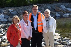 Leifseth (f.v.), rådmann Trude Hoflandsdal Letnes, sjefsingeniør Brigt Olav Samdal og Winjum ved massedeponiet i sideelva Hypro.