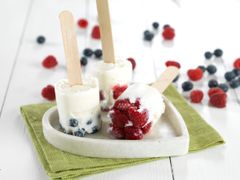 Yoghurtis med bær er næringsrik is barna kan lage på egen hånd, uten blender. Foto: MatPrat.