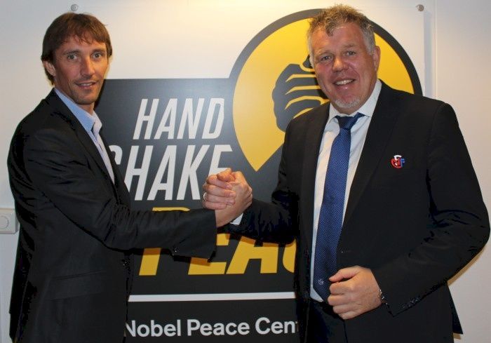 Sponsorsjef Vidar Riseth i REMA 1000 og generalsekretær Kjetil Siem i Norges Fotballforbund er enige om en fireårsavtale som samarbeidspartner for Handshake for Peace for å gjennomføre aktiviteter og kommunisere fotballens verdigrunnlag.