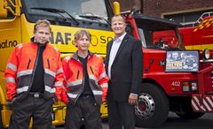 Oslo: Onsdag 26. august 2015 mottok Samferdselsminister Ketil Solvik-Olsen «Fjellveiregler» fra bilberger Thord Paulsen og Tor Steinar Tveit og en samlet bilbergingsbransje. Foto: Hanne Pernille Andersen