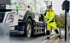 I dag er det rundt 470 000 elektriske lette kjøretøy (person- og varebiler) og rundt 660 elektriske tunge kjøretøy (lastebiler og busser) på norske veier. Foto: Patrik Olsson/Swerock.