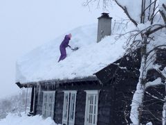 Store snømengder i fjellet. Hyttetakene må måkes. Krediteres Frende Forsikring.