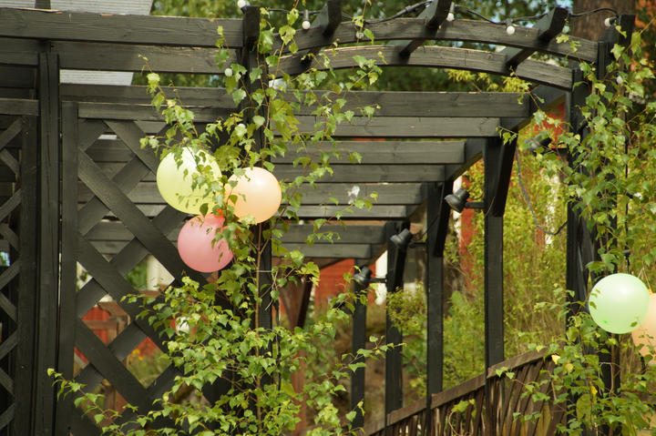 En pergola i hagen er koselig om sommeren. Men må du søke før du bygger den? Foto: Mostphotos