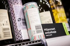 MILJØSMART EMBALLASJE: Vinmonopolets produkter med pant står i hyller merket med Miljøsmart emballasje. Foto: Katrine Lunke