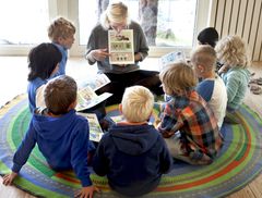 Pedagogisk leder Line Steen Hansen anbefaler heftet om Albert Åberg til andre barnehager