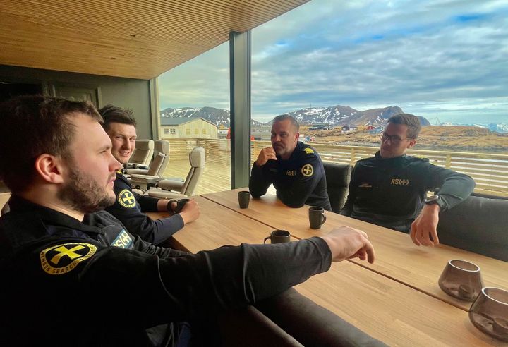 Skipper Jahn André Loenget og resten av mannskapet ved middagsbordet i Redningsselskapets nye stasjon på Sørvær. Foto:Redningsselskapet.