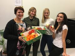 Byrådene Tone Tellevik Dahl og Inga Marte Thorkildsen sammen med elevrådslederne Olivia Solli og Viana Torkzad. Alle er enige om at næring og læring henger sammen, og at gratis frukt på skolen er en god investering for å gi ungdom sunne alternativer.