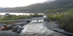 Badderen bru på E6 i Nord-Troms har fått seg en alvorlig knekk. (Foto: Frode Lyng Hansen, Statens vegvesen)