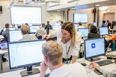 «Det er fortsatt et stykke mellom det de lærer på skolen og måten vi jobber på i ekte prosjekter. Det er morsomt å være med å gi dem et lite forsprang til det de vil møte ut i arbeidslivet», sa Hilde Stakvik Eide, etter å ha holdt BIM-kurs for studenter. Foto: Ragnhild Heggem Fagerheim