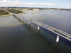 I tillegg til broen over Roskilde Fjord, har motorveien elleve andre mindre strukturer.