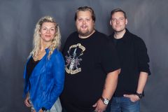 Anne Sem-Jacobsen, Halvor Johansson og Niklas Baarli vekker Radio Rock-lytterne i «Stå Opp!» på Radio Rock. Foto: Kenneth Sporsheim/Radio Rock.