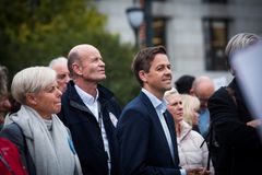 Jan Tore Sanner fra Høyre, Kari Kjønaas Kjos fra FrP, Ola Elvestuen fra Venstre og Knut Arild Hareide fra KrF fikk overlevert følgende krav foran Stortinget: gi frivilligheten full momskompensasjon. (Foto: Birgitte Heneide, Frivillighet Norge)