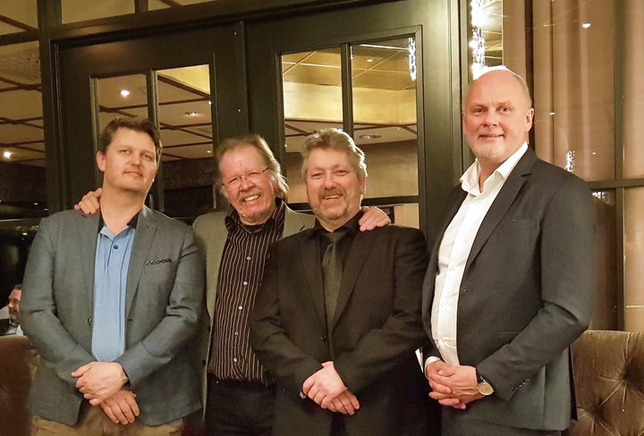 Styremedlem Bjørn Steinar Wirum, avtroppende formann Terje Østhagen og påtroppende formann i BSY, Finn Sivertsen, har dialog om medlemskap i Glass og Fasadeforeningen med direktør Bjørn Glenn Hansen.