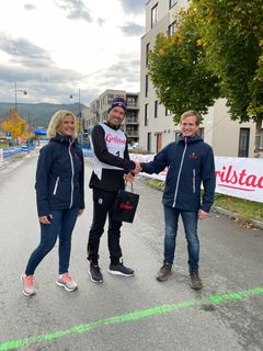 Kristin Almås, sponsoransvarlig i Grilstad og Terje Sørnes, salgsdirektør i Grilstad er svært glade for å kunne bidra til at Emil Iversen blir verdens beste skiløper. Foto: Grilstad