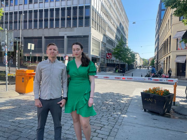 LOs studentrådgiver Lars Måseide og student Marita W. Henriksen krever at studentene får tilbakebetalt pengene de har krav på. De håper LO vinner fram i søksmålet mot SiO. Foto:LO