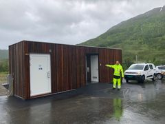 Byggeleder Jim Roger Andersen ønsker velkommen til det nye sanitærbygget ved E10 i Gullesfjordbotn. Foto: Solveig Elis Hansen, Statens vegvesen.