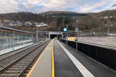 Første halvpart av Arna stasjon er ferdig ombygget med ny adkomst, spor og plattformer. Tunnelåpningen til den nye tunnelen i bakgrunnen. Foto: Bane NOR/Elisabeth Folkestad