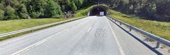 Døme på rekkverk langs E134 i Etne, her ved Rullestadtunnelen. Foto: Google maps street view