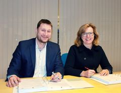 Kystdirektør Kirsti L. Slotsvik og verftsdirektør Hugo Strand fra Fitjar Mekaniske AS signerer kontrakt for OV Ryvingen. Foto: Olav Helge Matvik/Kystverket