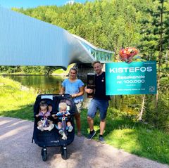 Småbarnsfamilien fra Jevnaker ble besøkende nummer 100.000 på Kistefos denne sesongen. Magdalena Dahl (30) og Mats Jørgen Roen (27) samt tvillingene Maiken og Mikkel (1,5 år). Foto: Kistefos Museum.