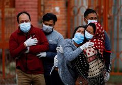 En familie sørger over et familiemedlem, som ble et av koronaens mange ofre i Nepal. Antall døde per dag er nå det høyeste siden pandemien startet. Kathmandu, Nepal. Foto: NTB/ REUTERS/Navesh Chitrakar