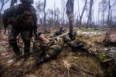 Soldat fra 2.bn spiller såret under øvelse i Setermoen skytefelt 9.juni. Foto: Fredrik Winness Ringnes, Hæren