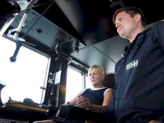 Kulturministeren har tatt båtførerprøven og nølte ikke med å prøvekjøre redningsskøyta Bergen Kreds. Skipper Fredrik Hanssen ved hennes side. Foto: Henriette Nygaard Thommessen
