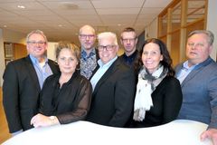 Ledergruppen i Glassolutions Norge og Sverige har lagt store planer for alle virksomhetene i selskapet. Bak fra v. Stefan Hobring (Supply Chain manager i Norge/Sverige), Albertina Niklasson (Økonomisjef i Sverige), Stefan Karlsson (Salgs-og markedssjef i Sverige), Niclas Larsson (Produksjonssjef i Sverige), Lars Sigve Søndenå (Produksjonssjef i Norge), Trine Berg (Økonomisjef i Norge) og Vidar Eikeset. Terje Gjøsæter vil tre inn i ledergruppen når han tiltrer 1. april som Salgs-og markedssjef i Norge.