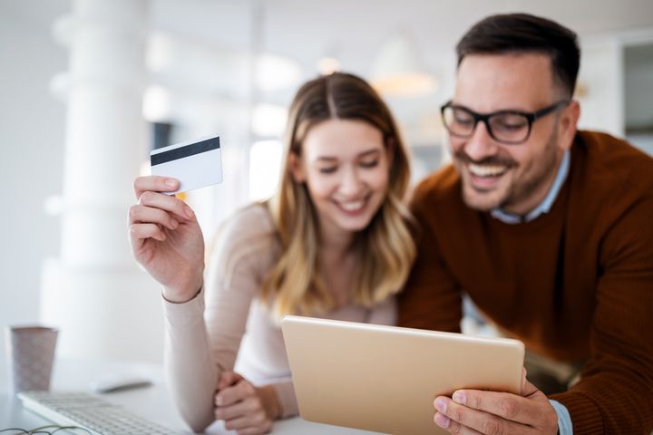 Flere kredittkort har ulike bonus og rabatter du som kunde kan dra nytte av, men pass på å betale tilbake ved forfall for å unngå renter og eventuelle gebyrer. Foto: iStockphoto