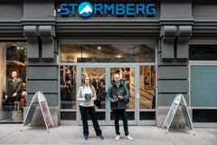 Salgssjef i Nortura Proff, Carl Christian Mo og Telma Stensrud, assisterende butikksjef for Stormberg Oslo. Foto: Phuong Luu/Nortura