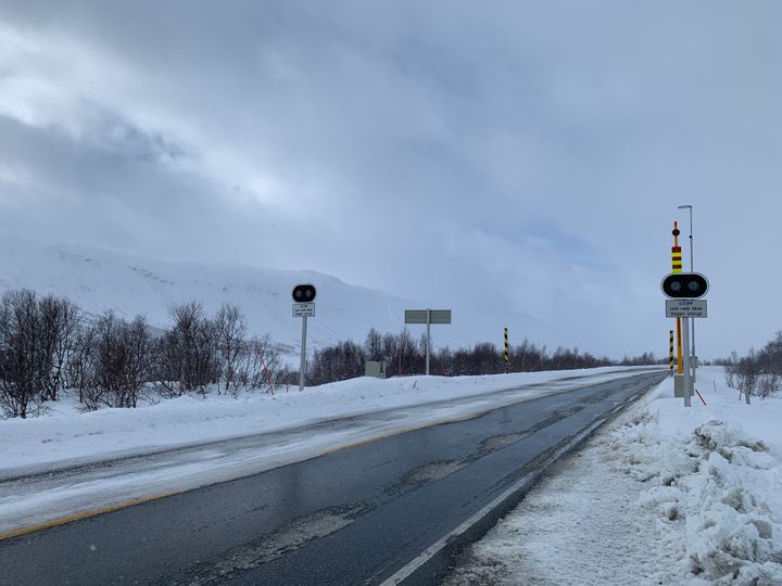 Den nye bommen ved Grotli på rv. 15 kan korte ned kolonnekjøringa over Strynefjellet med 15 kilometer. (Foto: Eli Ramstad, Statens vegvesen)