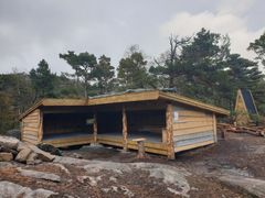Bygger gapahuk: Speiderne i Vågsbygd fikk erstatning for tap av gapahuk, og bygger nå ny gapahuk i området Bjørkedalheia i Vågsbygdskauen.