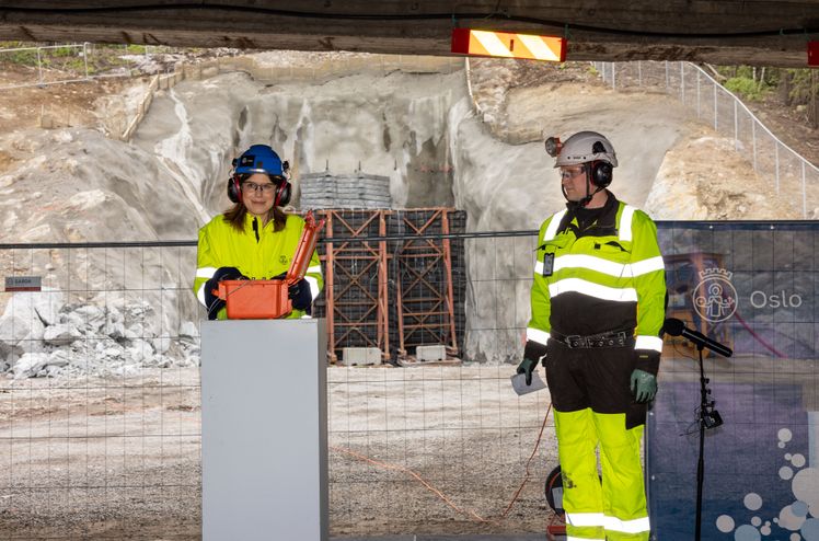 Byråd for miljø- og samferdsel, Sirin Stav, markerte starten på arbeidet ved å fyre av den første tunnelsalven ved hovedriggområdet på Stubberud i Alna bydel. Foto: Colin Eick/AF Gruppen.