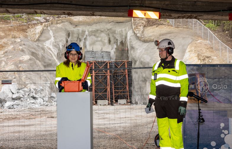 Byråd for miljø- og samferdsel, Sirin Stav, markerte starten på arbeidet ved å fyre av den første tunnelsalven ved hovedriggområdet på Stubberud i Alna bydel. Foto: Colin Eick/AF Gruppen.