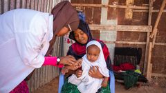 Her får vesle Muniish Cadan vaksine på et lokalt helsesenter i Puntland, Somalia. Det er et såkalt «outreach»-senter som når mødre og barn i utkantstrøk med vaksiner, fødselsinformasjon og annen helsehjelp. ©UNICEF/UN0758717/Ekpu VII Photo