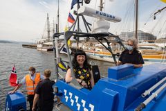 Victoria Marie Evensen, byråd for næring og eierskap, er gudmor for Oslo Havns nye havneoppsynsbåt. Her er hun på båtens flybridge.