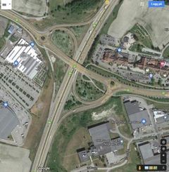I E6-krysset på Hvam ved Olavsgård skal på- og avkjøringsrampene i henholdsvis sørgående og nordgående retning utvides for å gi plass til kollektivfelt. Foto: Google Maps