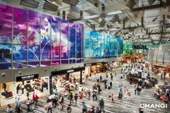 Changi flyplass, en av verdens beste flyplasser, har blant annet mer enn 350 butikker og spisesteder med mer enn 350 butikker og spisesteder