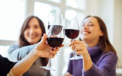 Hjemmesfæren; vinsmaking i hjemmet og drikking som passer til mat, blir viktigere for kvinner rundt tretti, viser en fersk doktoravhandling. Illustrasjonsfoto: i Stockphoto. (Bildet kan ikke benyttes uten tillatelse.)