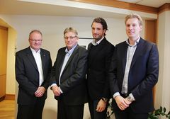 Dahle Gruppen i Sarpsborg kjøper Møller Bil Fredrikstad Her konsernsjef Pål Syversen i MøllerGruppen (tv) med ledelsen i Dahle Gruppen.