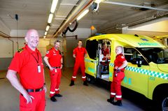 Områdeleder Lars Ånberg (foran t.v.) ved ambulansetjenesten Midt-Hedmark forventer betydelig reduksjon av alvorlige ulykker og betydelig reduksjon i utrykningstid. - Vi når mye lenger på kortere tid. I tillegg gir en vei med av slik kvalitet en høyere komfort, slik at vi kan jobbe effektivt med pasient selv i høye hastigheter. Resten av teamet fra venstre: Terje Eidhammer (ambulansearbeider/sykepleier), Geir Kolås (ambulansearbeider), Silje Brandal Berget (ambulansearbeider) og Kristin Larsen (ambulanselærling)