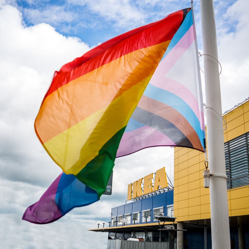 IKEA reiser «progresjonsflagget» under Pride IKEA